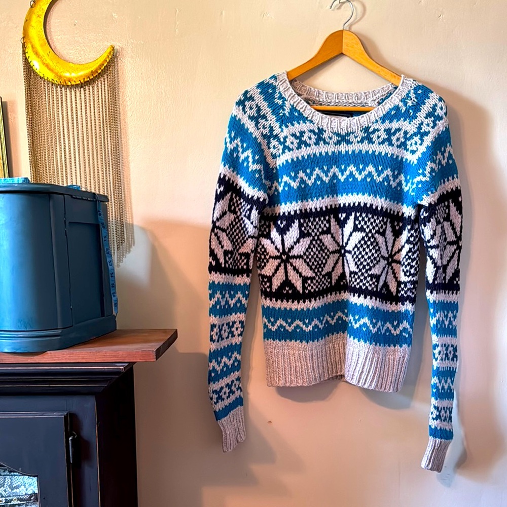 💙🩵❄️American Eagle Outfitters Light Blue Crew Neck Sweater with Nordic Pattern